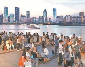 南昌：一江灯火盛 游客踏夜来
