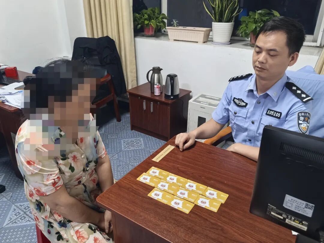 ▲尹某在超市购买10张购物卡后被民警劝阻