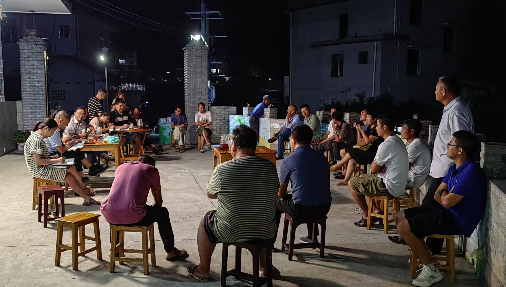 古楼乡通过“茶乡夜话”的方式宣讲移风易俗。