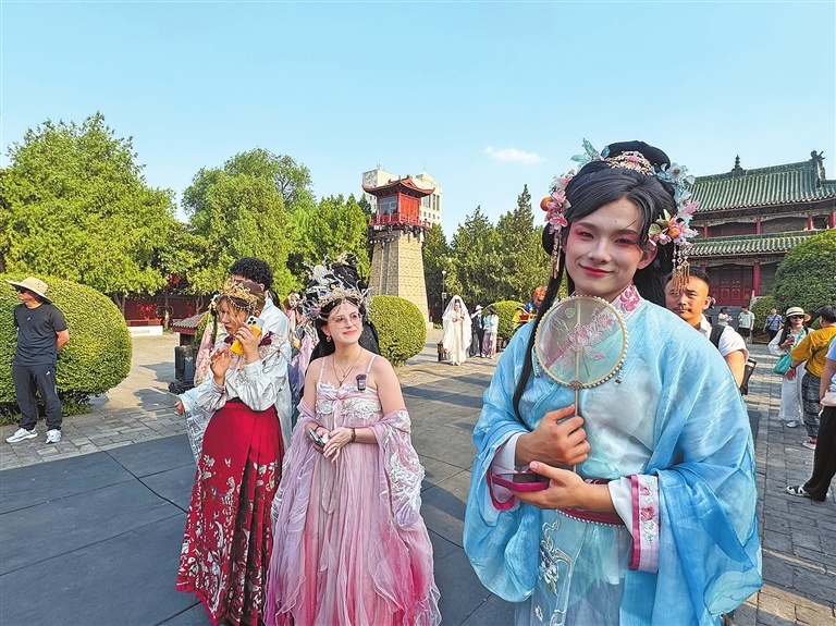 外国游客在许昌曹魏古城穿上汉服，沉浸式体验中式美学。（记者 李思瑶 摄）