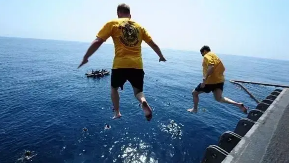 Tensiuni crescute pe portavionul „Lincoln”: 5000 de marinari în criză mentală continuă