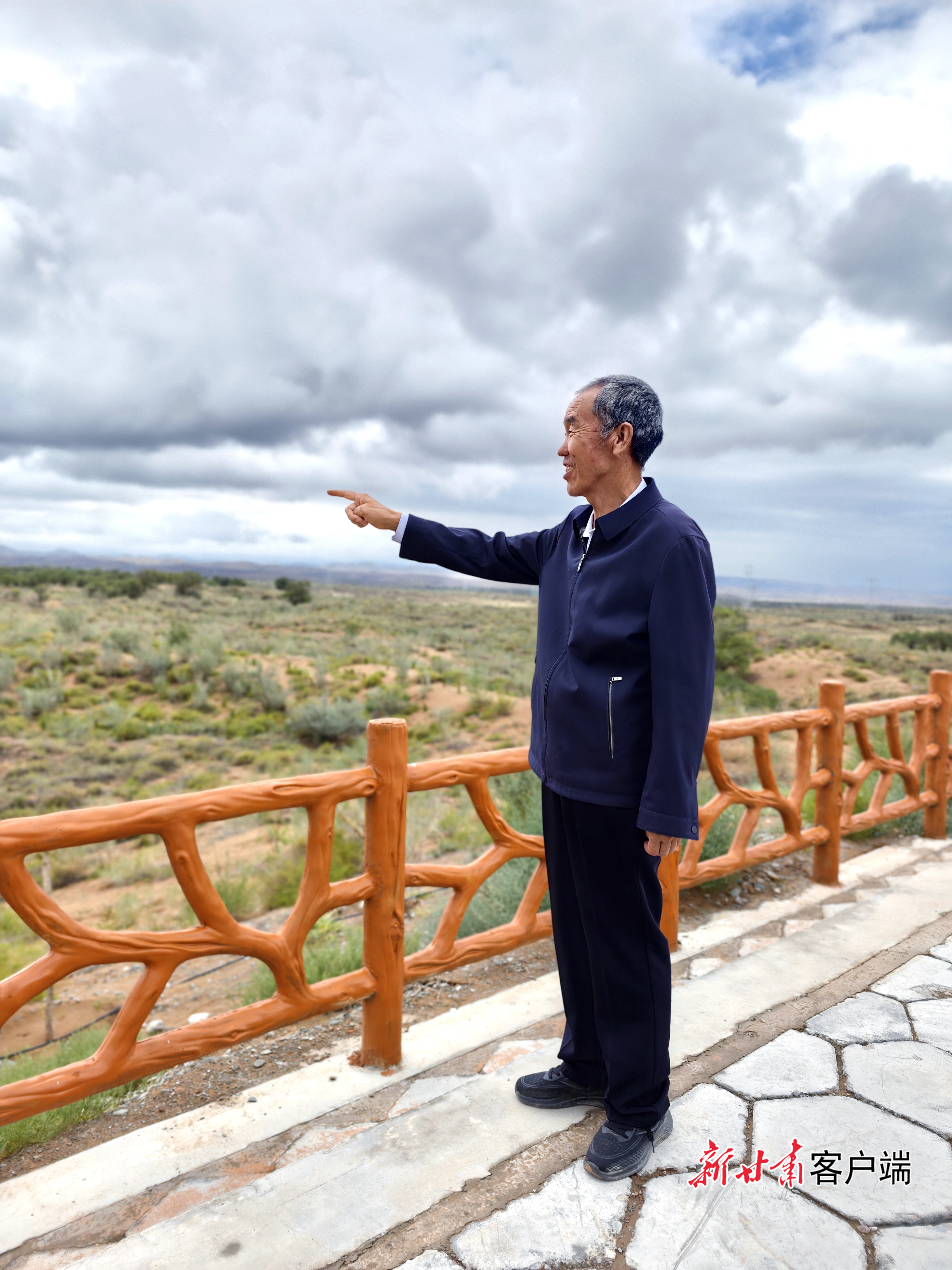 郭万刚介绍引入高效节水灌溉系统后的护林成效　文中图片均由新甘肃&middot;甘肃日报记者石丹丹摄