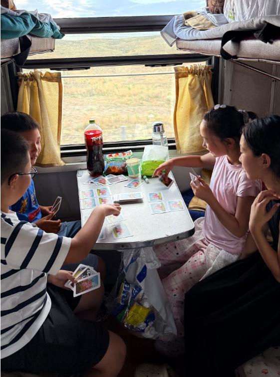 孩子们在火车上玩牌(受访者供图)