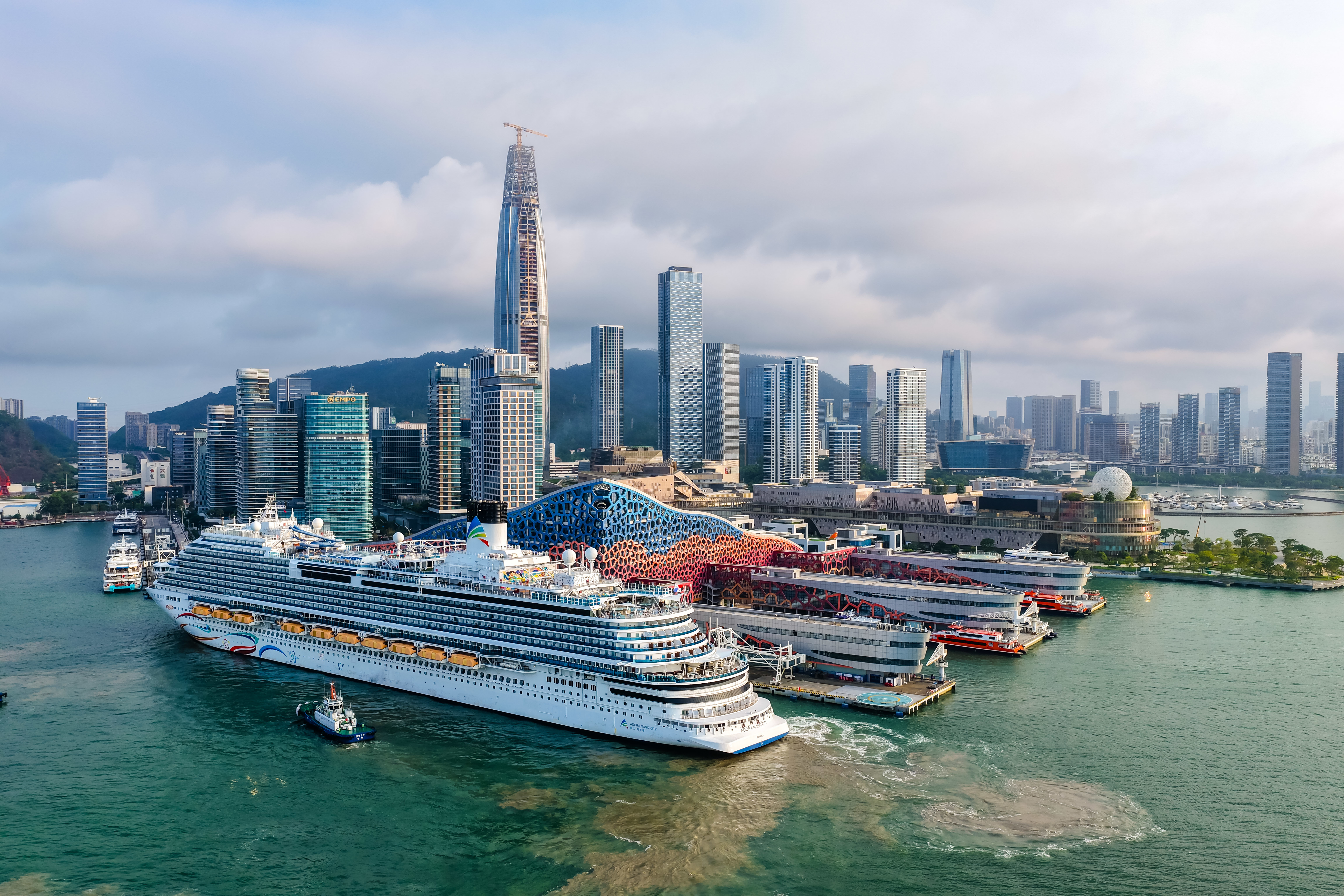 深圳蛇口国际邮轮母港迎来首艘国产大型邮轮爱达&middot;魔都号大湾区新启航