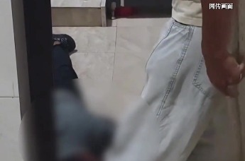 阜阳一公厕内有男子偷窥，当地派出所：涉事人员已被拘留