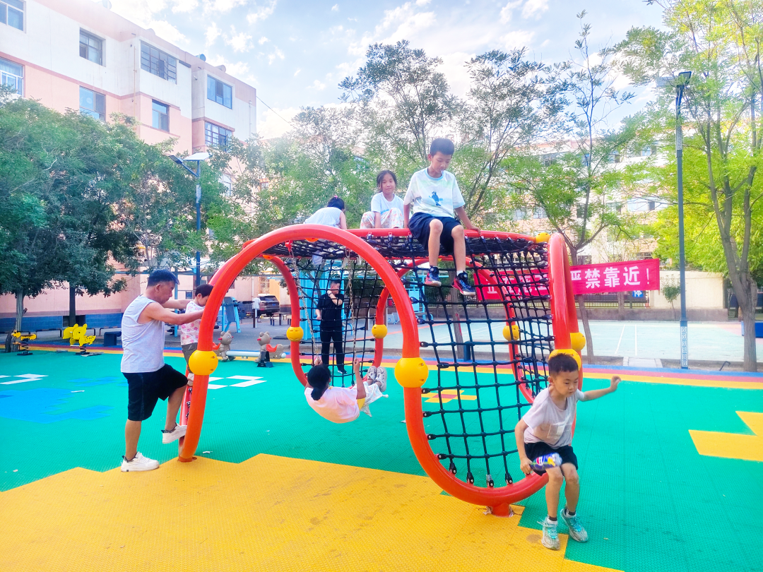 图为孩子们在宝晶里社区地质队小花园儿童友好空间玩耍