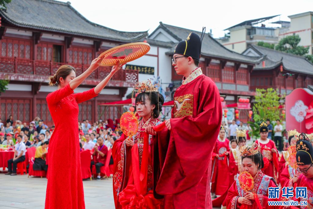 赣州市客家集体婚礼活动现场。新华网发 彭青芸 摄