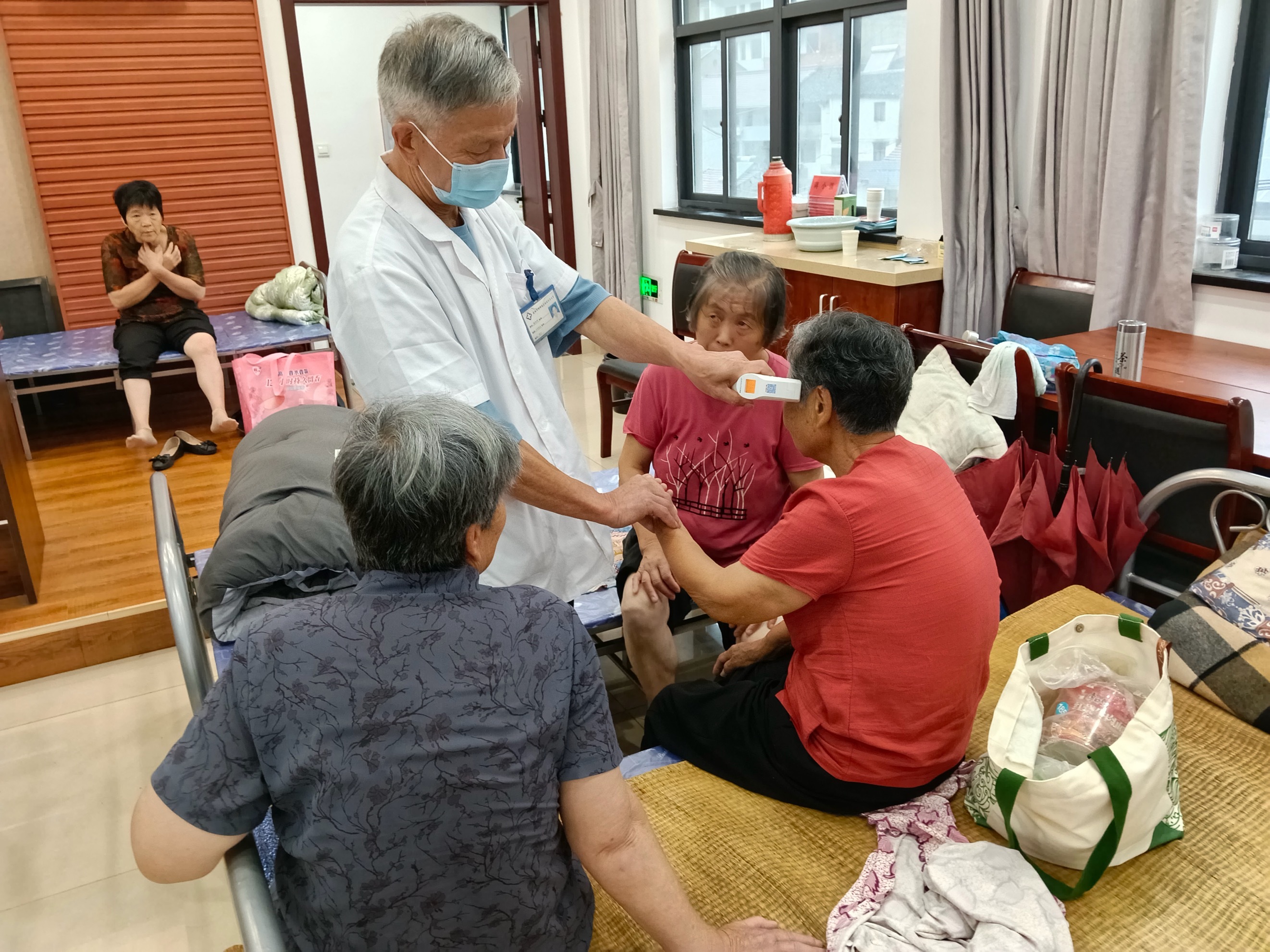 余姚：安置点来了“保健医生”