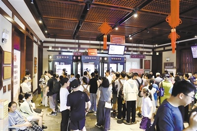 活动现场人头攒动