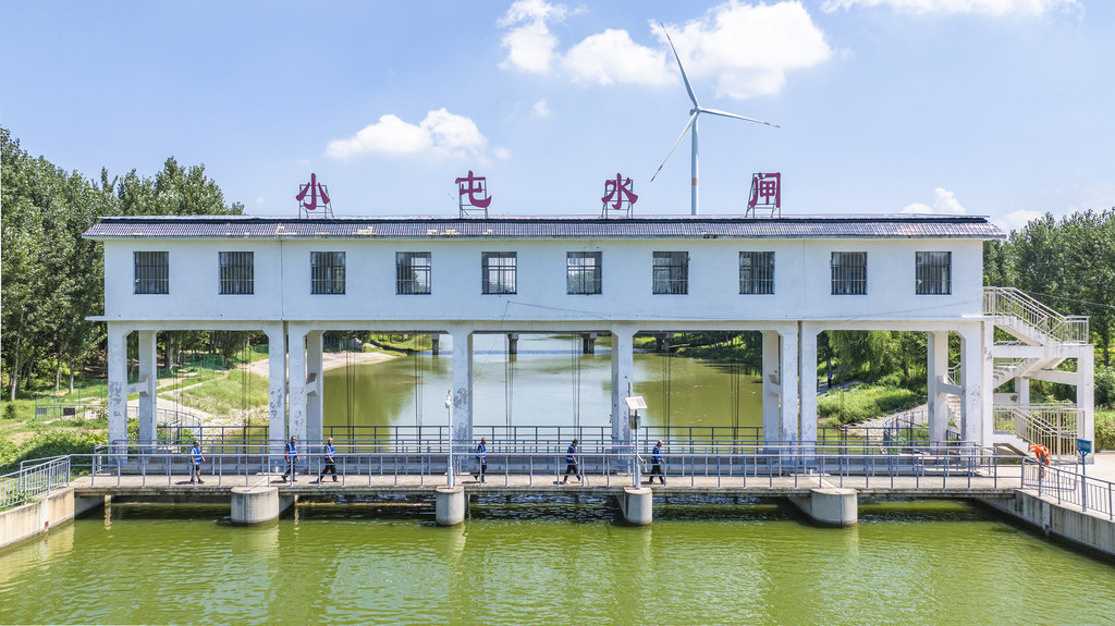 8月10日，邱县水利局的工作人员在老沙河小屯水闸进行防汛巡查。