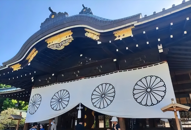 别被假象骗了！日本大师高喊“败坏靖国神社”，一份民调揭开真相