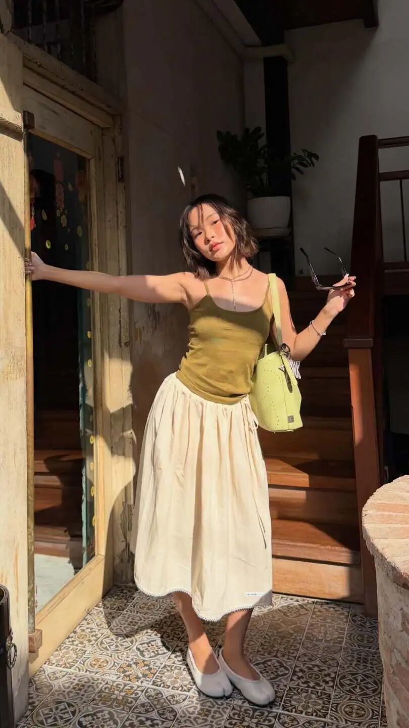 为什么时髦女孩都爱细吊带？