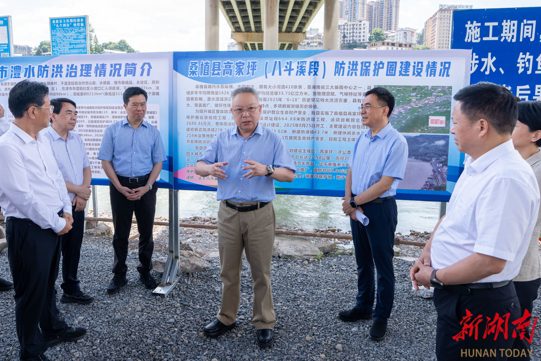 8月10日,沈晓明在澧水桑植城区段巡河。