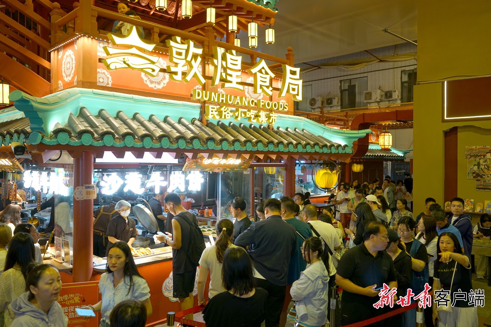 游客在“敦煌食局”购买沙葱牛肉饼