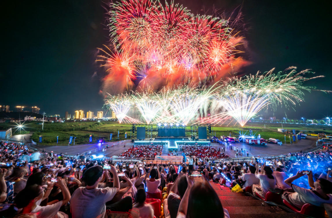 江西上栗：“花炮+文旅”点亮夜经济 集体婚礼倡树新风尚