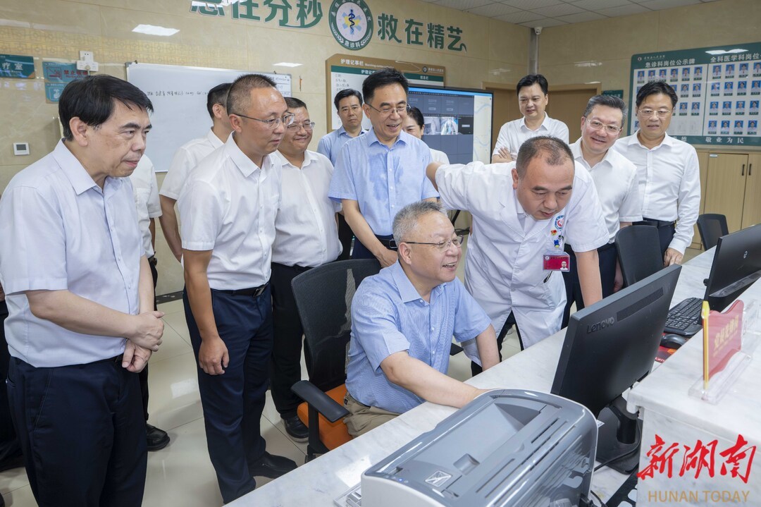 8月10日,沈晓明在桑植县总医院人民医院院区调研。
