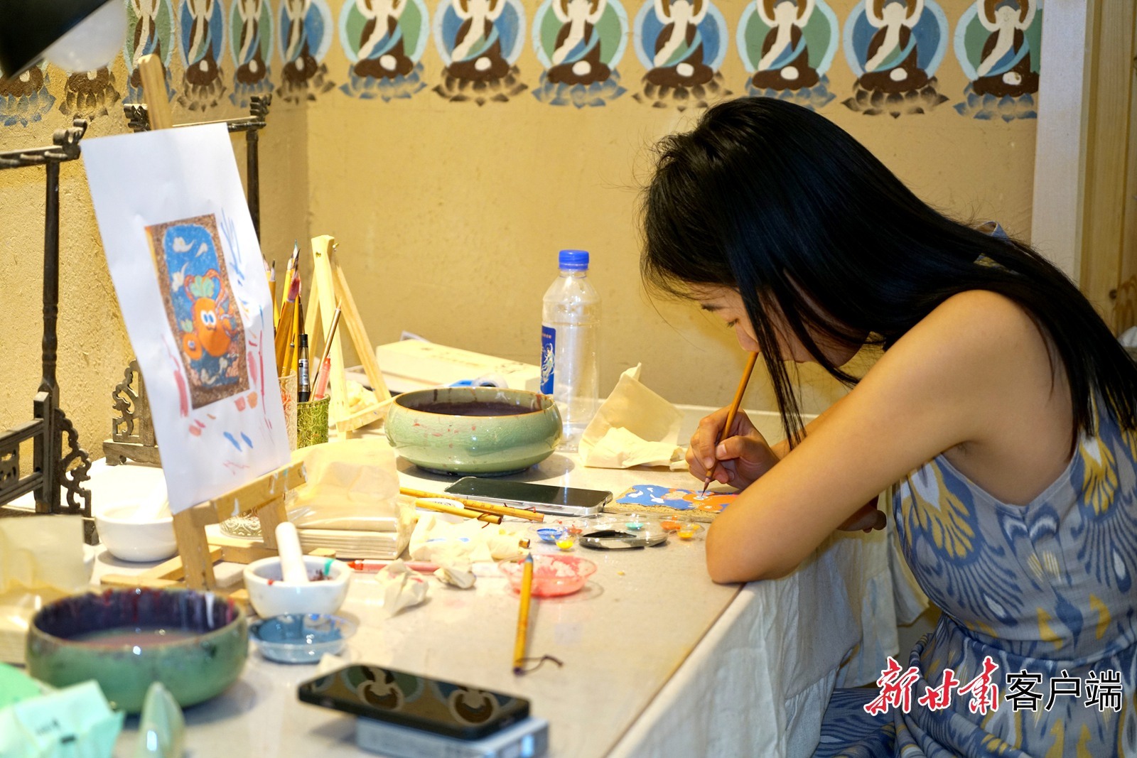 非遗工坊里游客在泥板上专注作画
