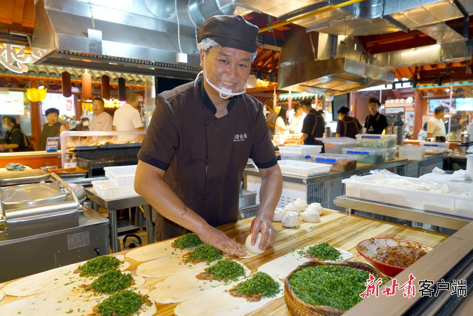高兰洲正在制作沙葱牛肉饼