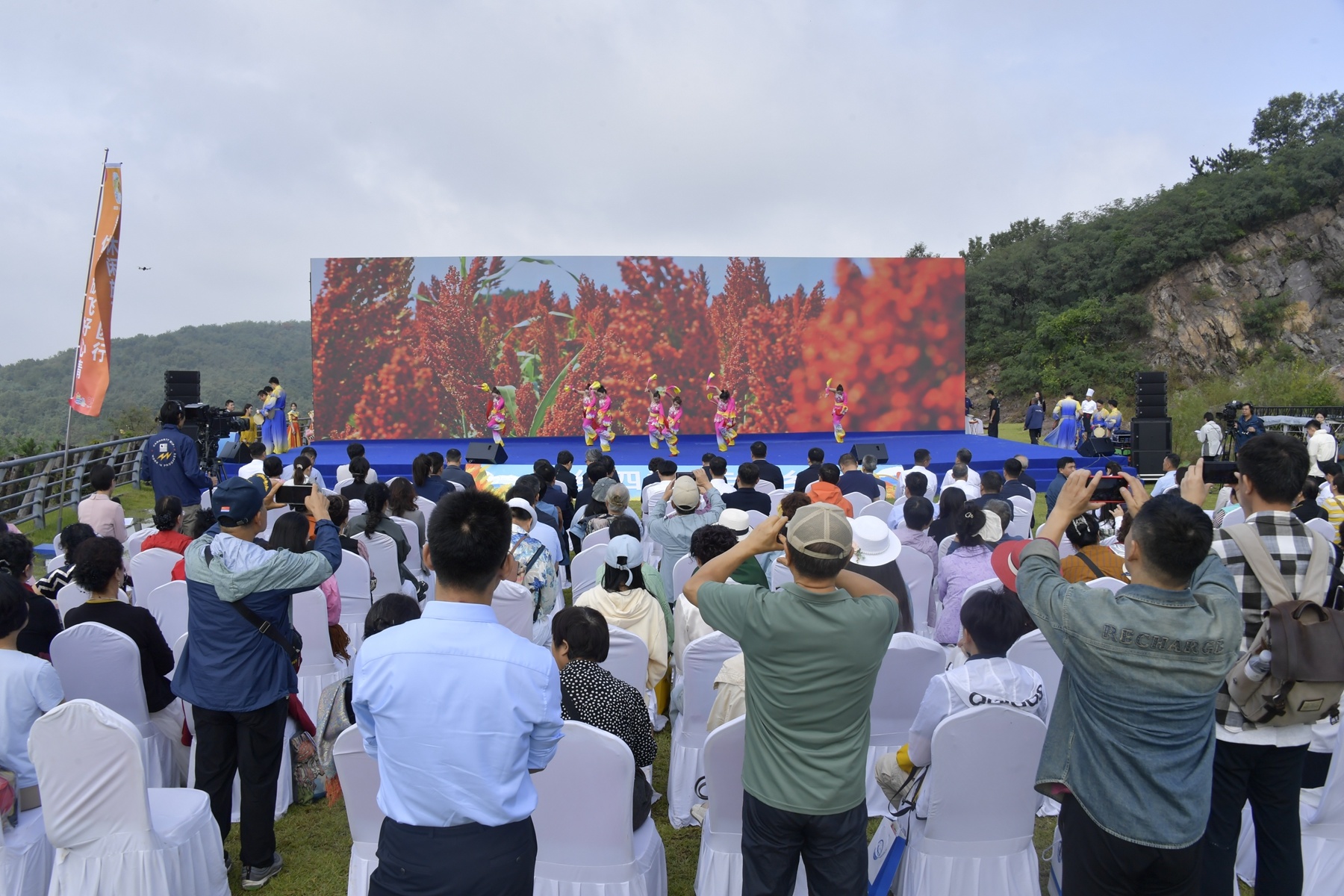 青岛乡里乡亲 | 党建引领乡村治理成效 即墨龙泉街道莲花山村:党建引领聚人心,村里有了新气象