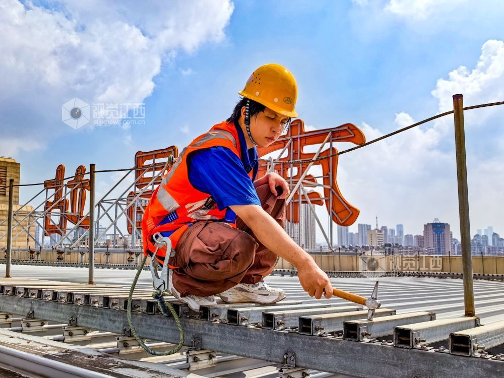 图为该段房建巡检工正在南昌站屋面巡检。