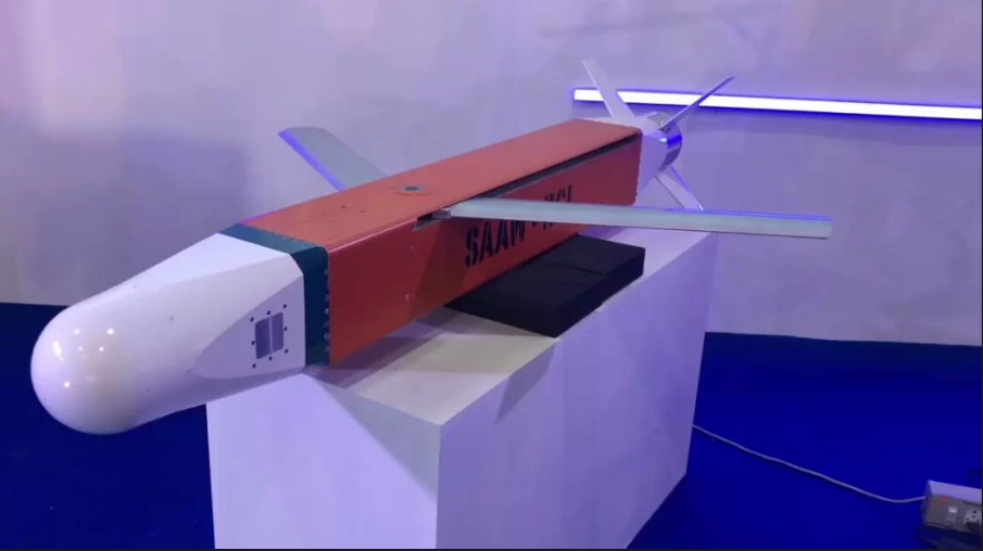 印度研制的SAAW滑翔制导反跑道炸弹,高空投放射程达到100公里。