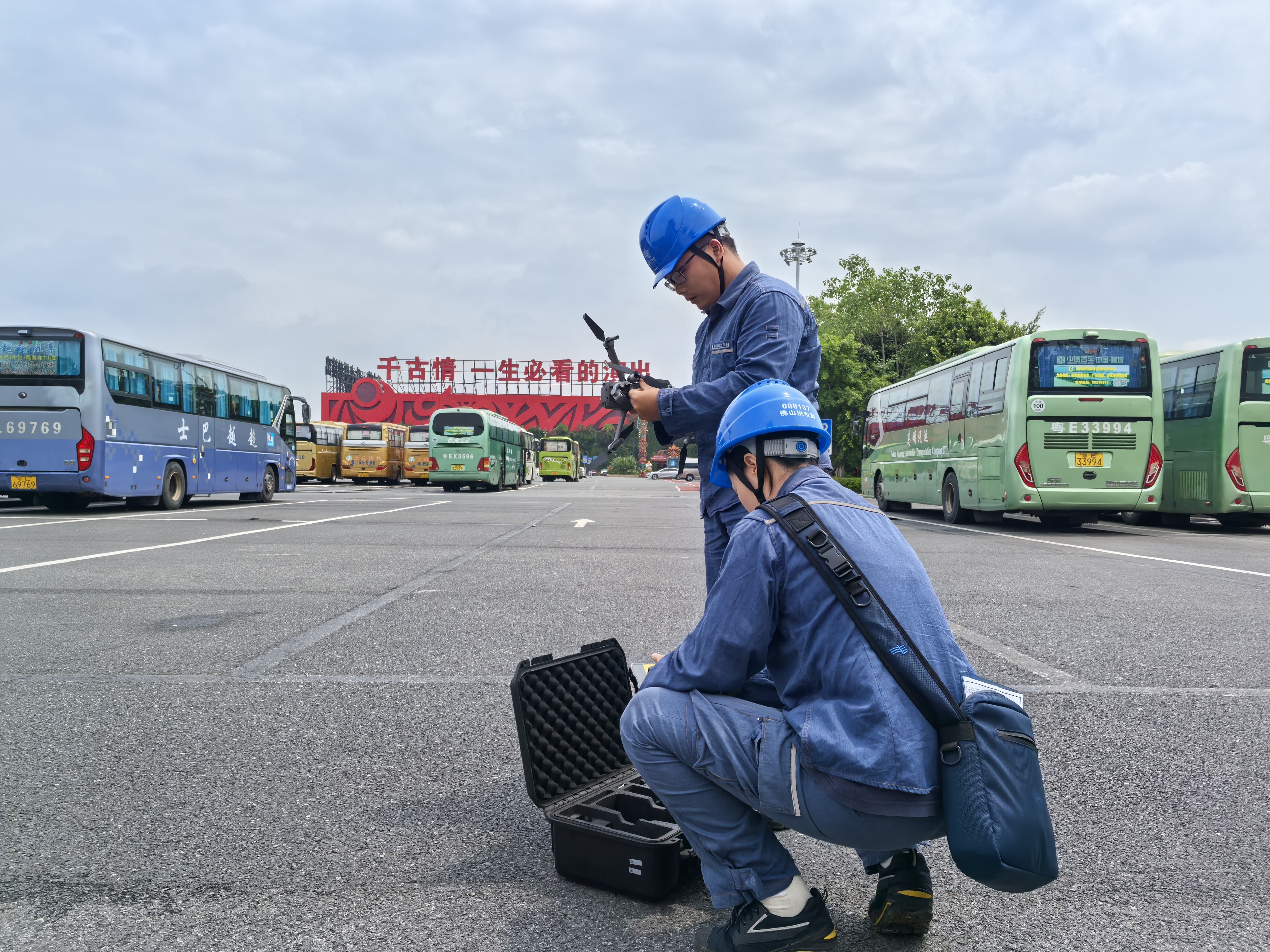 佛山南海供电局西樵供电所运维人员正在用无人机高空俯瞰千古情周围线路通道,检查绝缘子、线夹等关键部位,夯实科学“技防”基础 (张如幸 摄)
