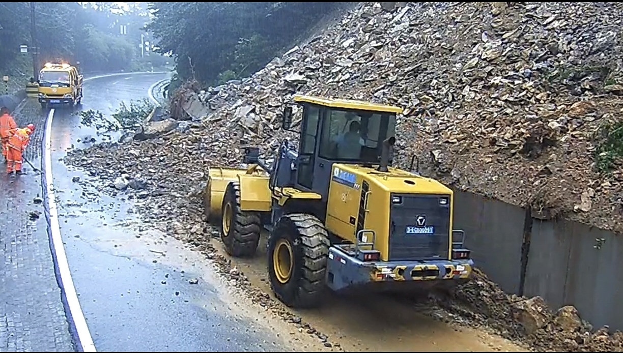 技防赋能 人防兜底 庐山公路分中心高效处置台风“白海豚”塌方险情