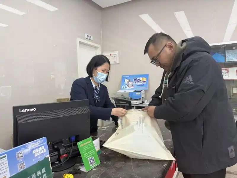 ▲一位市民在长沙邮政一处营业点使用竹制包装袋邮寄物品。(图源:长沙晚报)