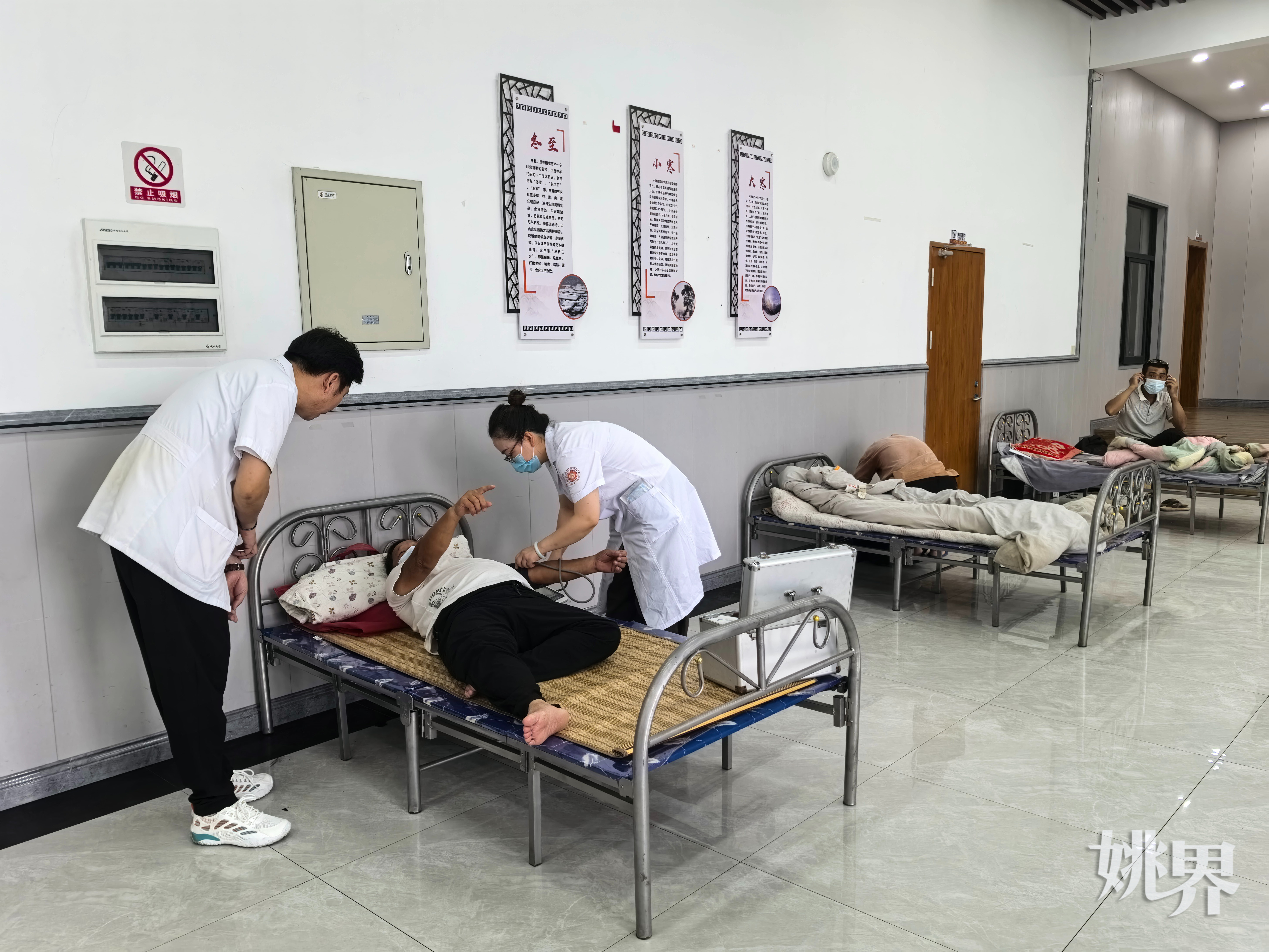 医疗巡诊小分队队员为避灾安置人员检查身体