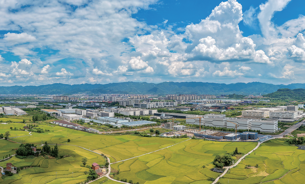 双桂街道盐河村,田园的金黄绿意、产业园区的现代质感与远山晴空自然衔接,构成一幅城乡并肩前行、美美与共的鲜活画卷。资料图 熊伟 摄