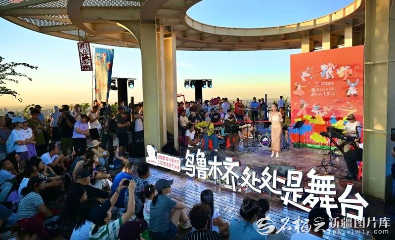 2026洛宾艺术季——爱乐小舞台·云上Live夜音乐会现场。米热扎提·木塔力甫摄