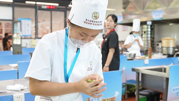李亿琳认真制作菜品。