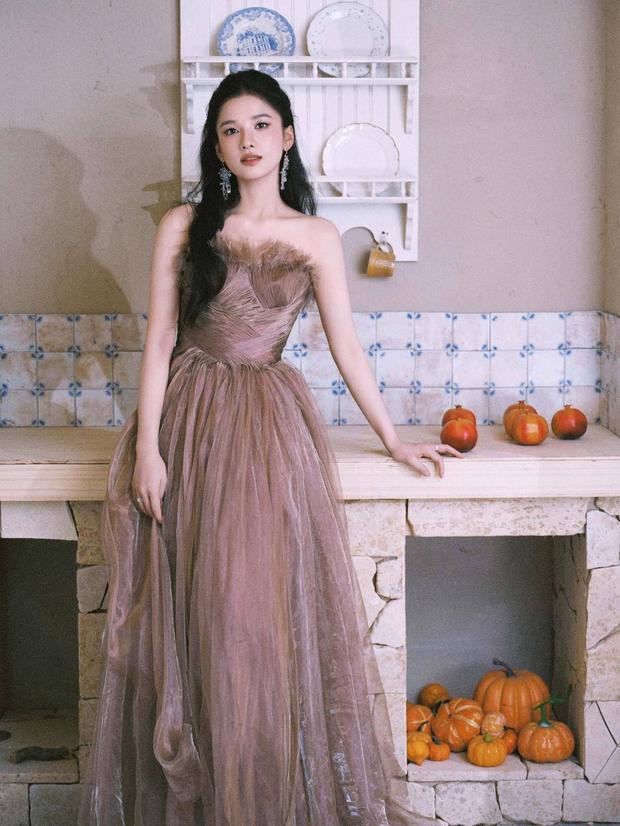 张婧仪身姿曼妙，曲线迷人。