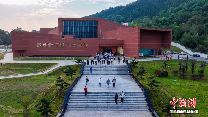 图为旅客参不雅江西瑞昌铜岭铜矿业绩博物馆。(贵府图)魏东升 摄
