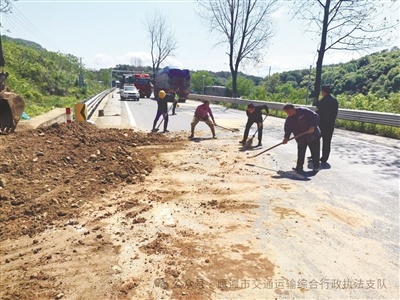 江西鹰潭：拆违建清路障，农村公路焕新颜（图）