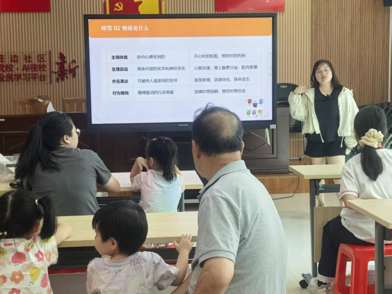 读懂孩子色彩里的秘密 西乡街道庄边社区用绘画打开亲子沟通新方式