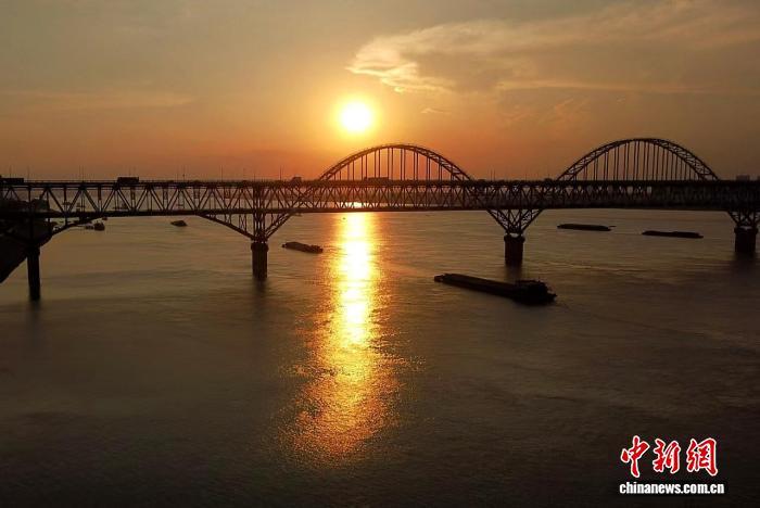 图为长江九江段烟波浩淼，航谈船舶宣战不断。(贵府图)刘家 摄