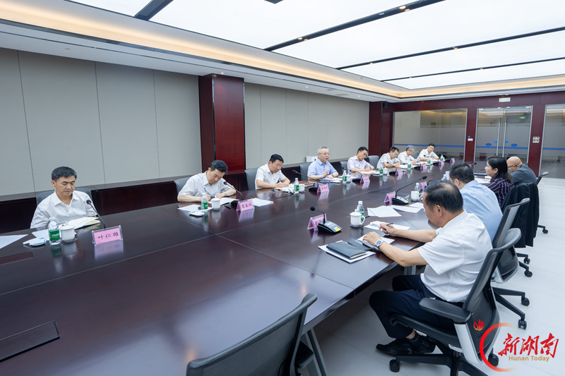 8月13日,沈晓明主持召开座谈会。