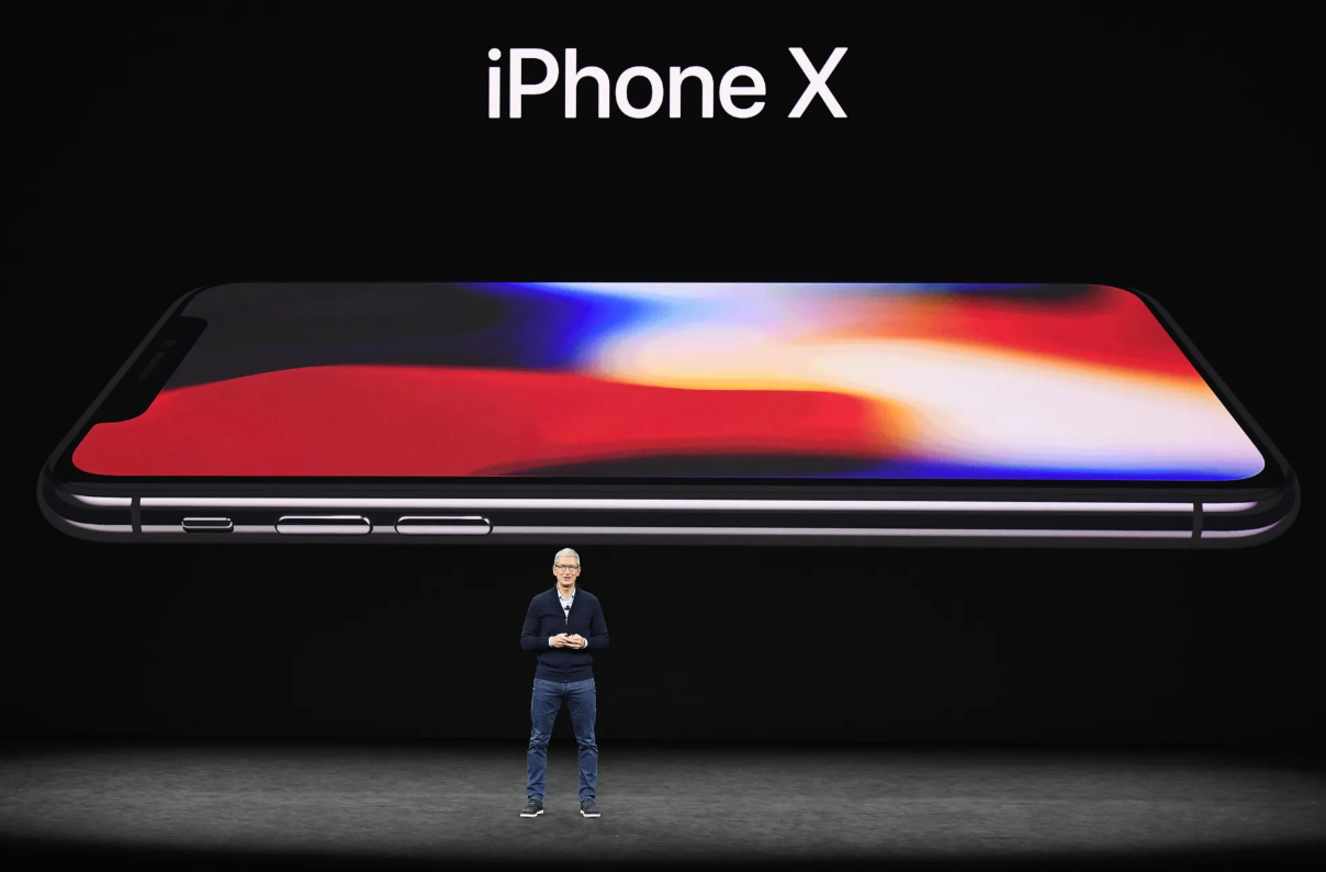 库克在2007年发布十周年版iPhone X