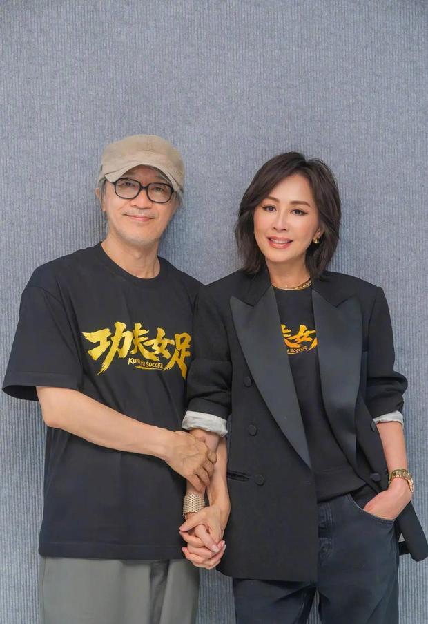 二人笑容灿烂,心情大好。
