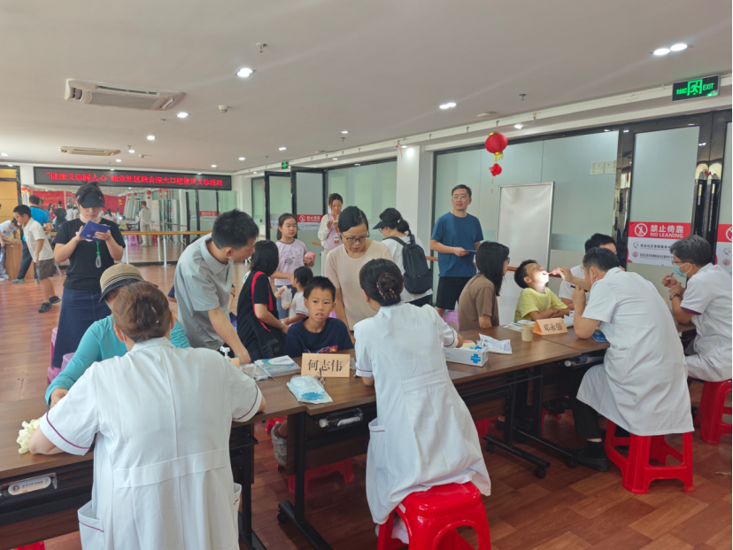“健康义诊暖人心”蚝业社区联合深大口腔便民义诊活动