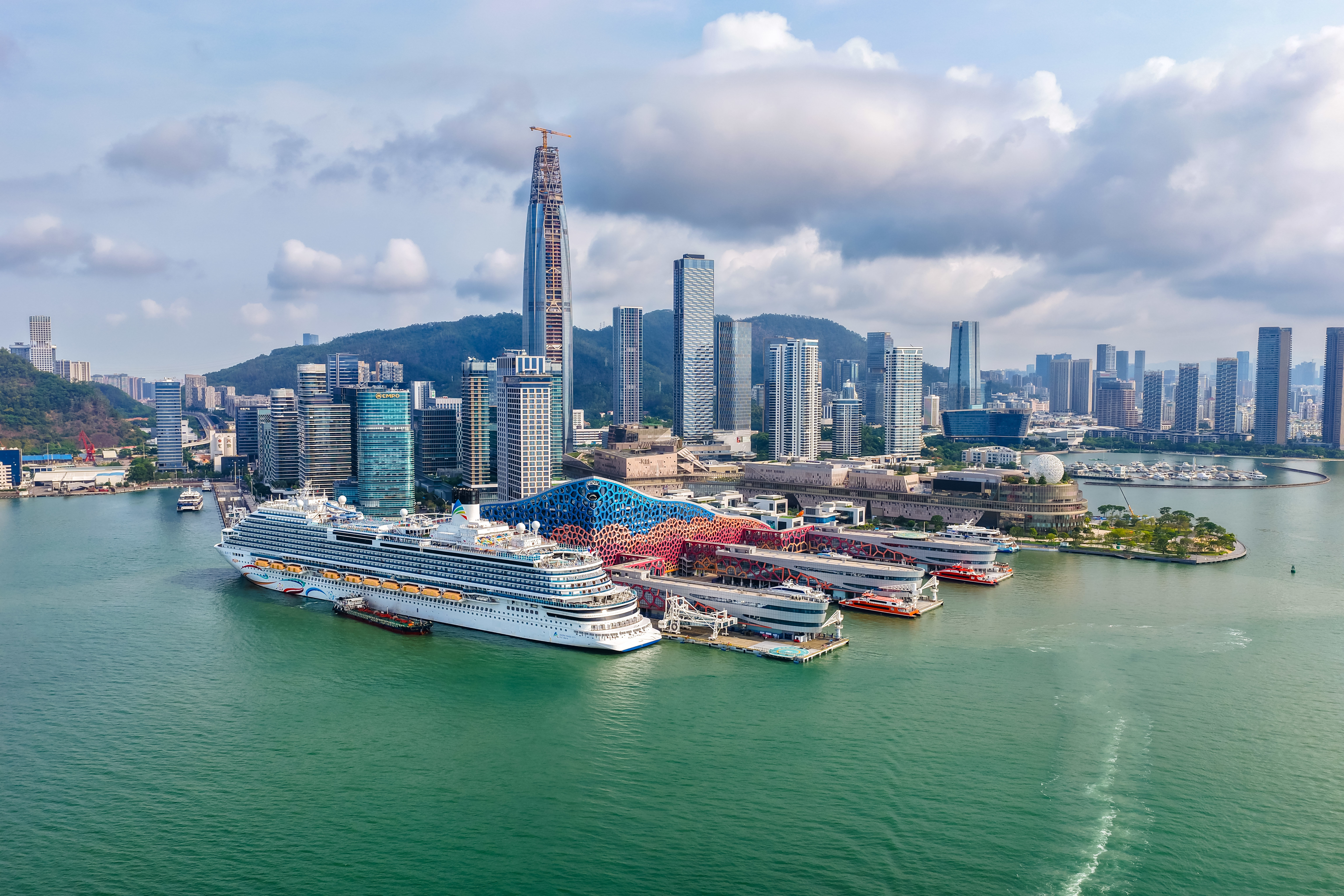 深圳蛇口国际邮轮母港迎来首艘国产大型邮轮爱达&middot;魔都号大湾区新启航