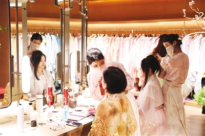 消费者正在进行“妆造”