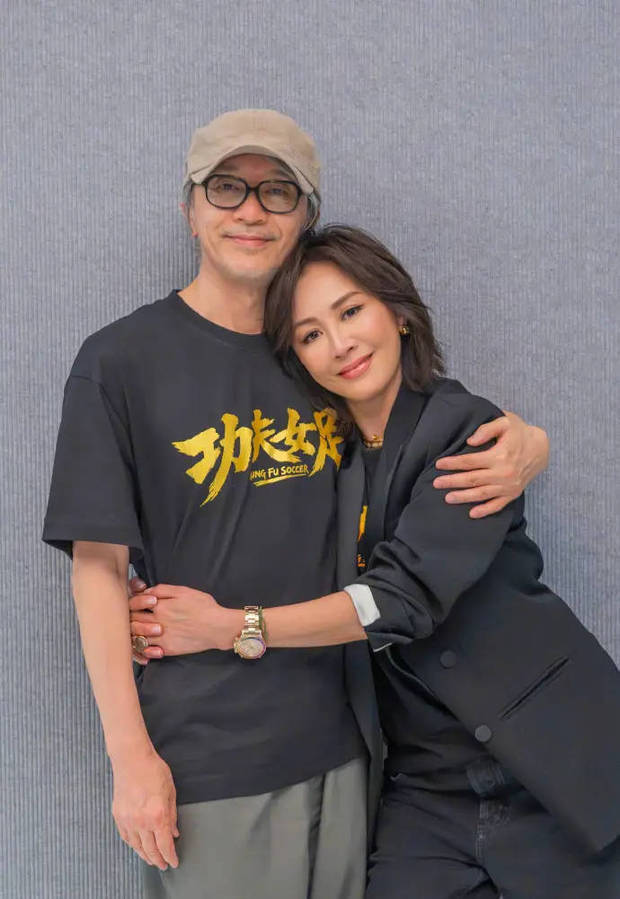 刘嘉玲被周星驰抱在怀里,两位友人感情超好。