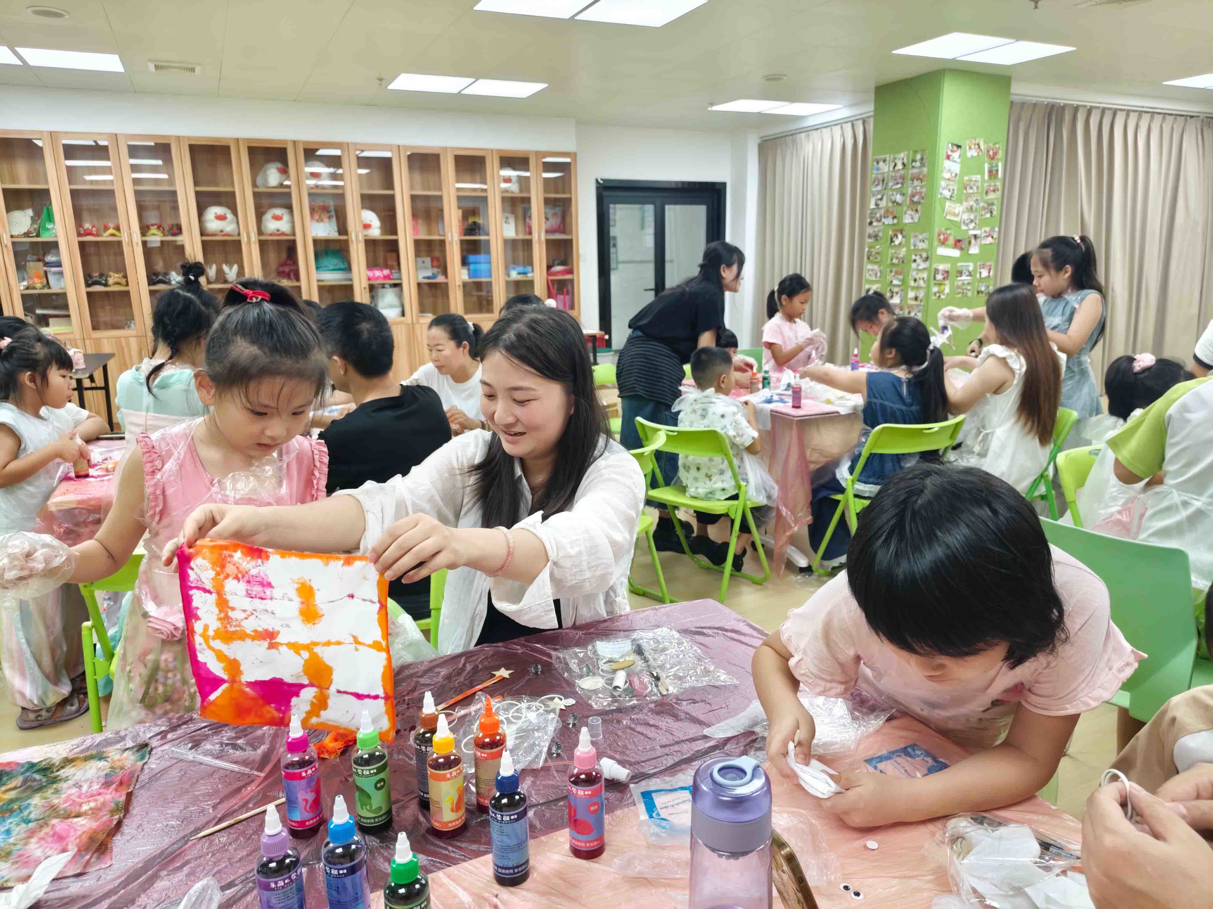 西乡街道固戍社区亲子同乐用心“焕新”老故事，点亮暑期时光