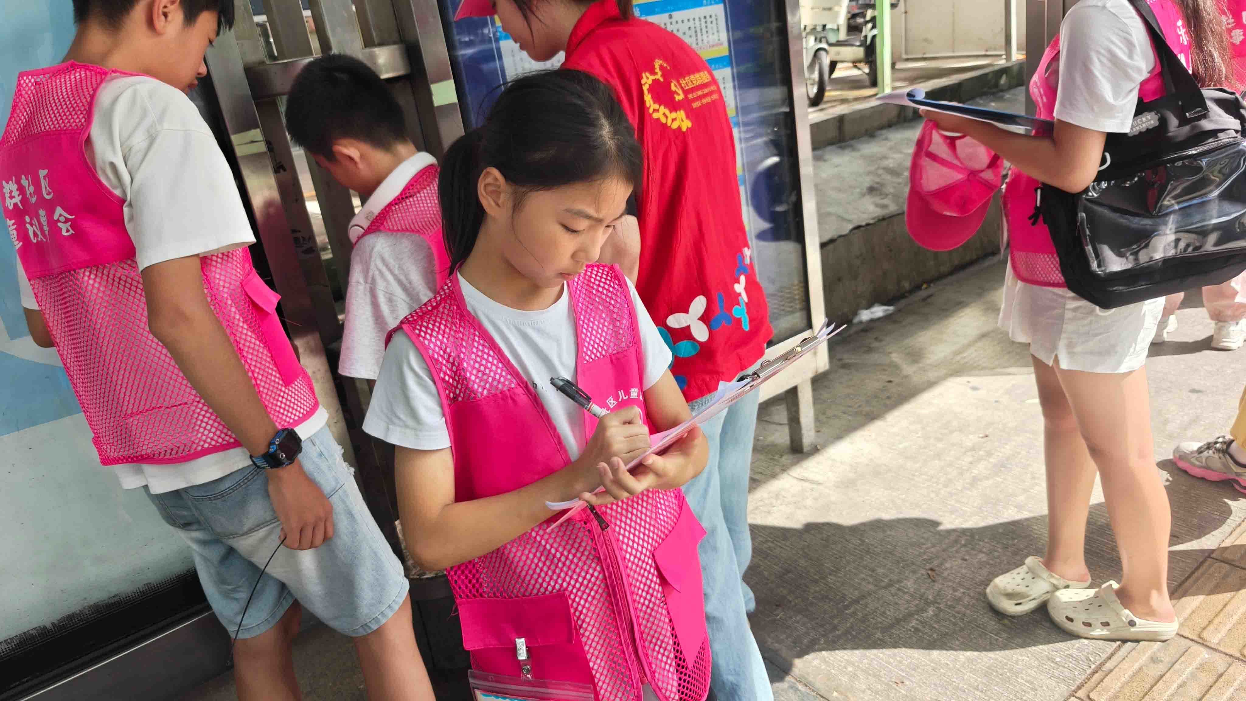 西乡街道乐群社区开展青少年的“别样思政课”