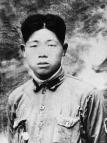 毛主席去世前，4大老帅都健在，却为何把军委的工作托付给一位上将呢？