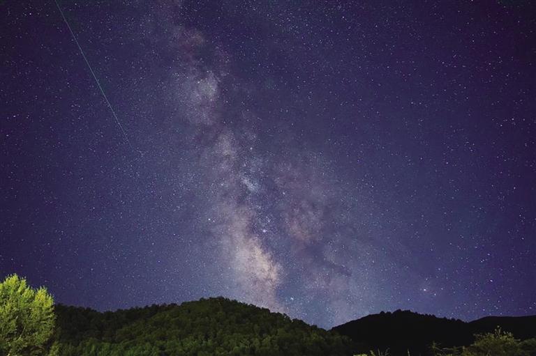 英仙座流星雨划破榆中马坡乡夜空