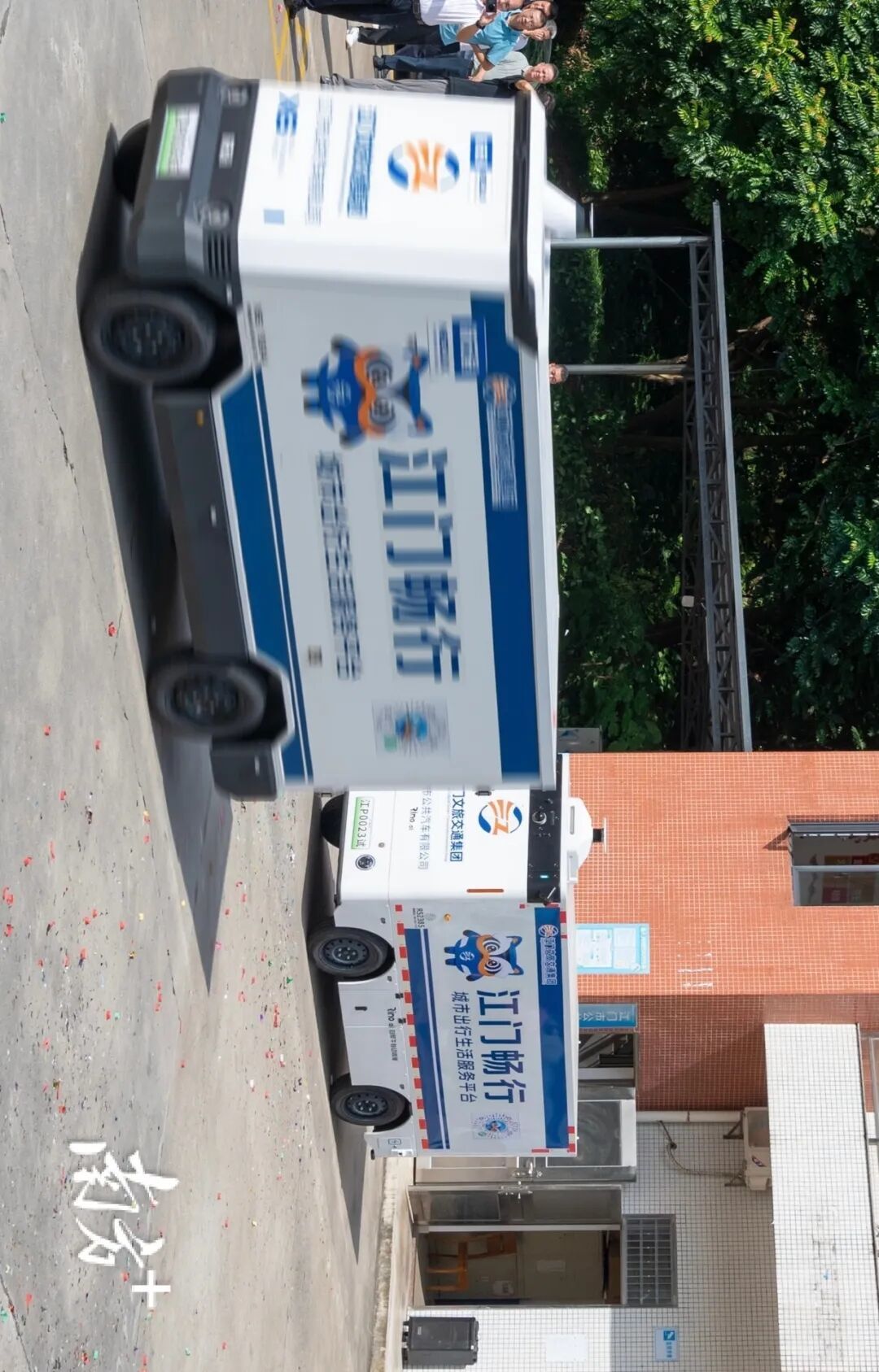 无人配送车辆穿行城区、低空智能寄递逐步落地,智能物流正加速走进大众日常生活。