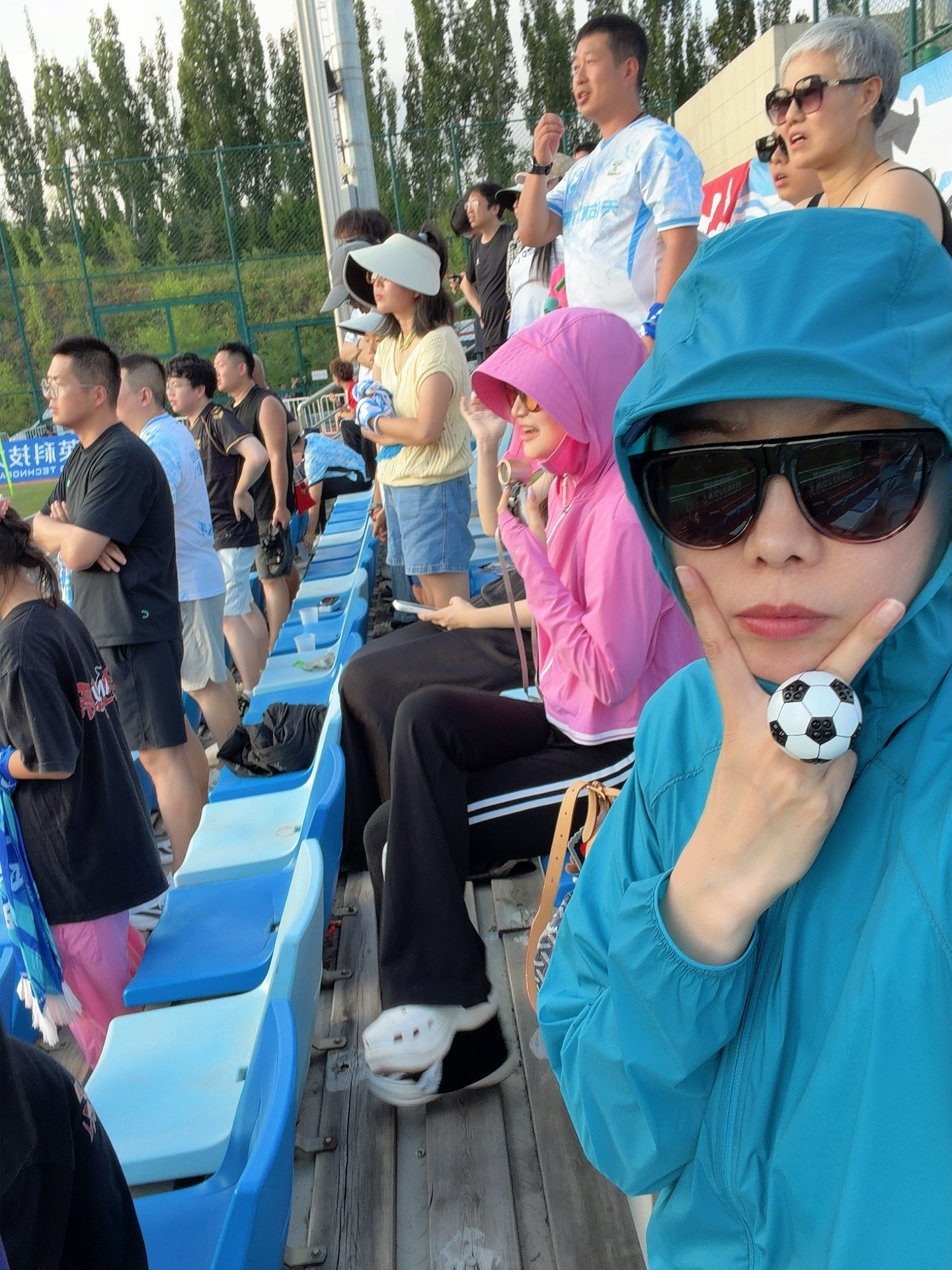 四十多名远征球迷到现场为球队加油助威(球迷供图)